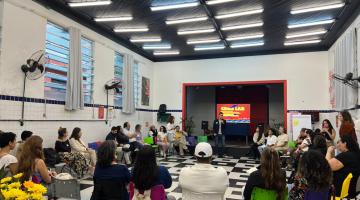pessoas em reunião #paratodosverem 