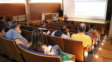 Pessoas assistem curso em auditório #paratodosverem