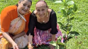 duas mulheres plantam árvore #paratodosverem