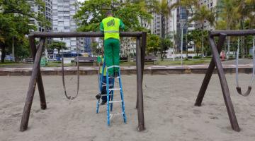 Profissional realiza serviço em cima de balancê na praia #paratodosverem