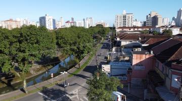 vista aérea de avenida com canal ao centro. #paratodosverem