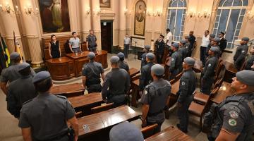 policiais em pé durante a solenidade #paratodosverem 