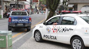 viatura da guarda municipal e viatura da PM saindo de praça. #paratodosverem