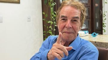 Foto do poeta santista Valdir Alvarenga. #Paratodosverem.