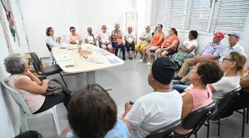pessoas reunidas em roda de conversa #paratodosverem