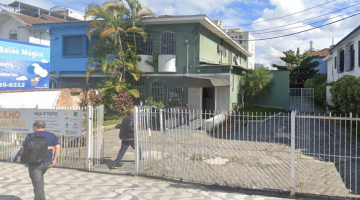 A fachada da policlínica conselheiro nébias. #paratodosverem