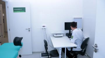 médico em sala de policlínica #paratodosverem
