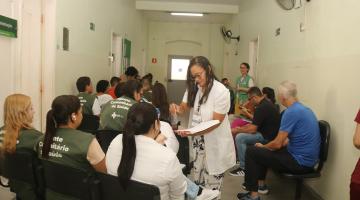funcionários recebem informações em palestra #paratodosverem 