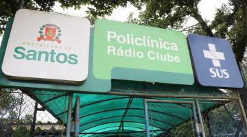 a fachada da policlínica com o nome grafado num toldo. #paratodosverem