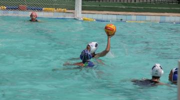 Crianças na piscina jogando polo aquático #paratodosverem