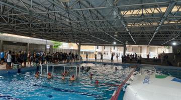 piscina com jovens disputando polo aquático. #paratodosverem