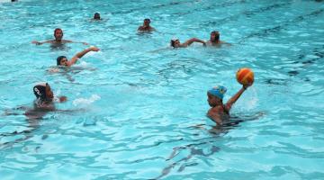 jogo de poló aquático em piscina. #paratodosverem 