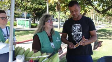 agente conversa com ambulante #paratodosverem 
