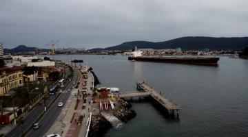 imagem aérea aparece avenida, ciclovia, deck, praia e navio passando ao fundo #paratodosverem