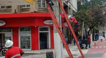 operário removendo fios de poste #paratodosverem 