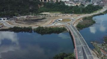 vista aérea de região da zona noroeste com ponte em primeiro plano mais à direita e área verde ao fundo. #paratodosverem