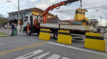 caminhão coloca obstáculos para bloquear pontilhão #paratodosverem
