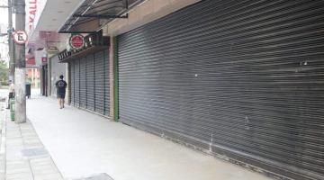 poRTAS DE FERRO DE ESTABELECIMENTOS COMERCIAIS ESTÃO FECHADAS EM RUA. #PARATODOSVEREM