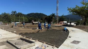operários atuando no terreno #paratodosverem 
