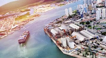 foto mostra navio entrando no porto #paratodosverem 