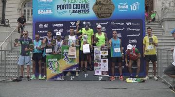 vencedores reunidos em pódio em frente ao palácio josé bonifácio. #paratodosverem