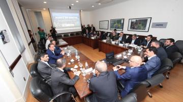 autoridades reunidas em mesa #paratodosverem