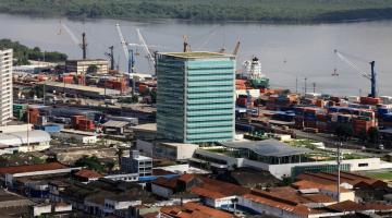 Região do Centro Histórico com porto ao fundo. #paratodosverem