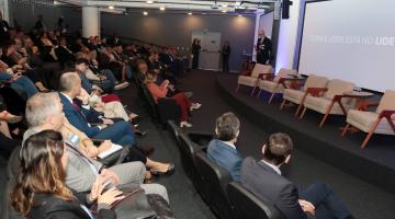pessoas acompanhando o evento #paratodosverem 
