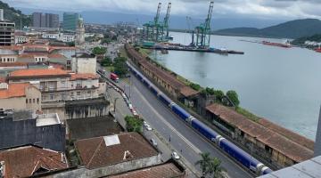 vista geral de área do porto na região do Valongo. Os antigos armazéns estão na frente do mar. ao fundo, guindastes. Do lado esquerdo, edificações da cidade. #paratodosverem