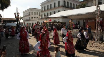 pessoas dançando em roupas típicas portuguesas #paratodosverem 