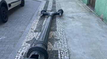 novo poste no chão aguardando instalação #paratodosverem 