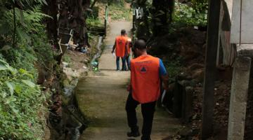 servidores descem escadaria em morro #paratodosverem