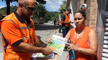 agente da defesa civil entrega panfleto a mulher #paratodosverem