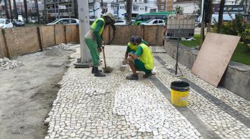 homens trocam piso de praça. #paratodosverem