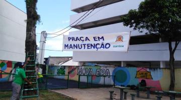 praça com faixa escrito manutenção e trabalhador #paratodosverem