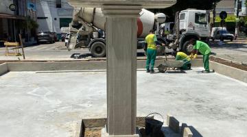 pedestal e piso concretado na praça #paratodosverem