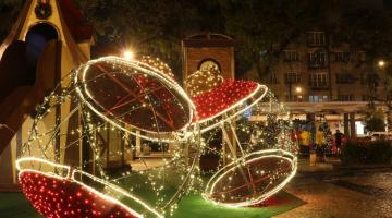 decoração de bolas gigantes e iluminadas na praça mauá. Ao fundo, umas casinhas imitando uma vila de natal. #paratodosverem