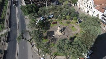 vista aérea da praça, com monumento ao centro e o pantheon e conjunto religioso ao fundo. #paratodosverem