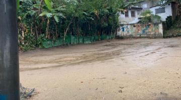 área de morro vazia, coberta com areia. #paratodosverem