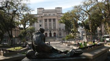 vista geral da Praça Mauá, com estátua de ninfa em primeiro plano. #paratodosverem