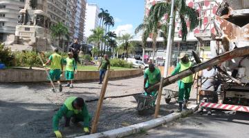operários atuando na praça #paratodosverem 