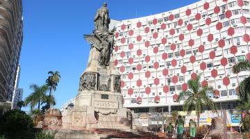operários atuando na praça #paratodosverem 