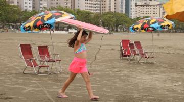 Menina caminha com prancha na faixa de areia. #pratodosverem