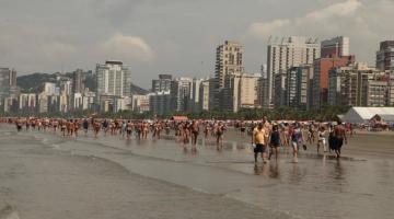 pessoas andando na praia #paratodosverem