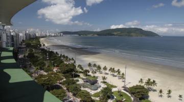 Vista geral da orla com faixa de areia vazia