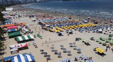 visão aérea da praia lotada #paratodosverem 