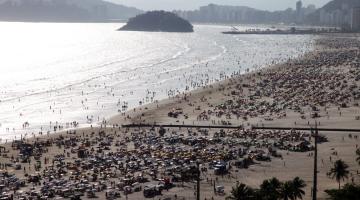 turistas na praia em visão aérea #paratodosverem 