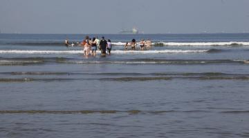 Pessoas com deficiência visual conhecem o mar com o Praia Acessível