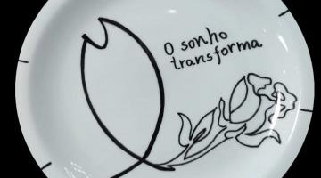 arte do peixe da entrada em um prato. Também está escrito: O sonho transforma. #partodosverem