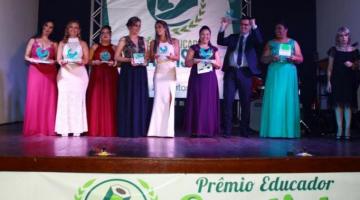 pessoas em cima do palco com troféu na mão #paratodosverem